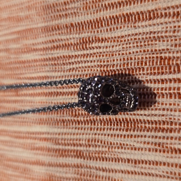 SIMPLY VERA VERAWANG BLUE SKELETON HEAD HALLOWEEN NECKLACE - Picture 3 of 10